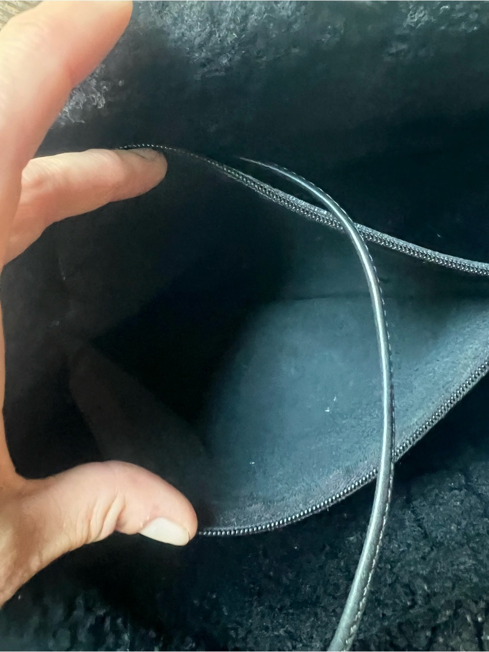 UGG Black Vintage Grab Shearling-Trim Leather Tote Bag - Picture 4 of 7